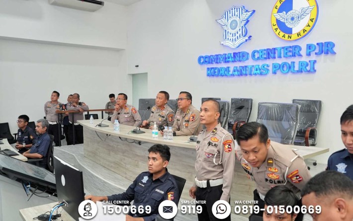 Kakorlantas Polri Irjen Pol Aan Suhanan melakukan pengecekan kesiapan Command Center KM 29 PJR Korlantas Polri di Tol Jakarta - Cikampek