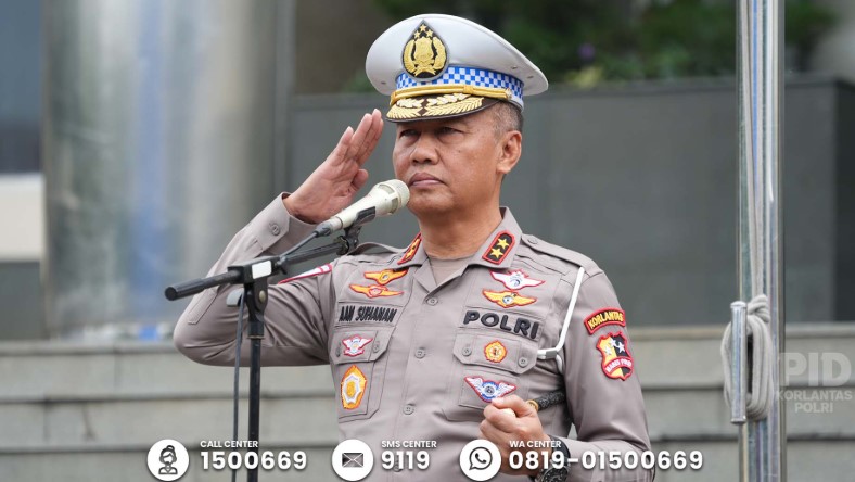 Kepala Korps Lalu Lintas (Kakorlantas) Polri Irjen Pol Aan Suhanan memimpin apel pagi di Lapangan Gedung NTMC Korlantas Polri, Cawang, Jakarta, Kamis (19/12/2024)