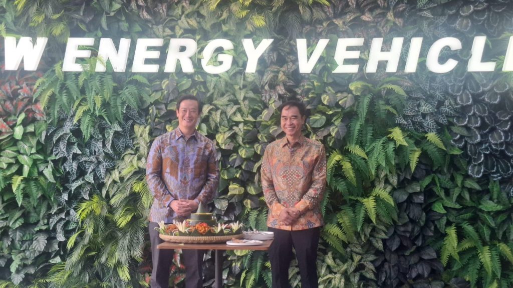 pemotongan tumpeng yang dilakukan oleh Khoo Shao Tze, Presiden Direktur PT Inchcape Automotive Indonesia, bersama Handy Englo, pemilik dealer sekaligus Presiden Direktur PT Meta Dwiguna Transcorp