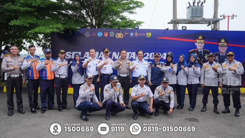 Wakil Menteri Perhubungan (Wamenhub) RI, Suntana, bersama Kepala Korps Lalu Lintas (Kakorlantas) Polri, Irjen Pol Aan Suhanan, melanjutkan peninjauan ke Pos Terpadu Gerbang Tol Pejagan, Polres Brebes, Jawa Tengah, pada Minggu (29/12/2024).