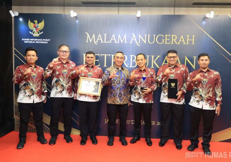 Polri dianugerahi sebagai badan publik dengan kualifikasi informatif. Penghargaan itu disematkan oleh Komisi Informasi Pusat (KIP) dalam Malam Anugerah Keterbukaan Informasi Publik Tahun 2024 yang digelar di Hotel Movenpick Hotel Jakarta City Centre, Selasa (17/12/2024)