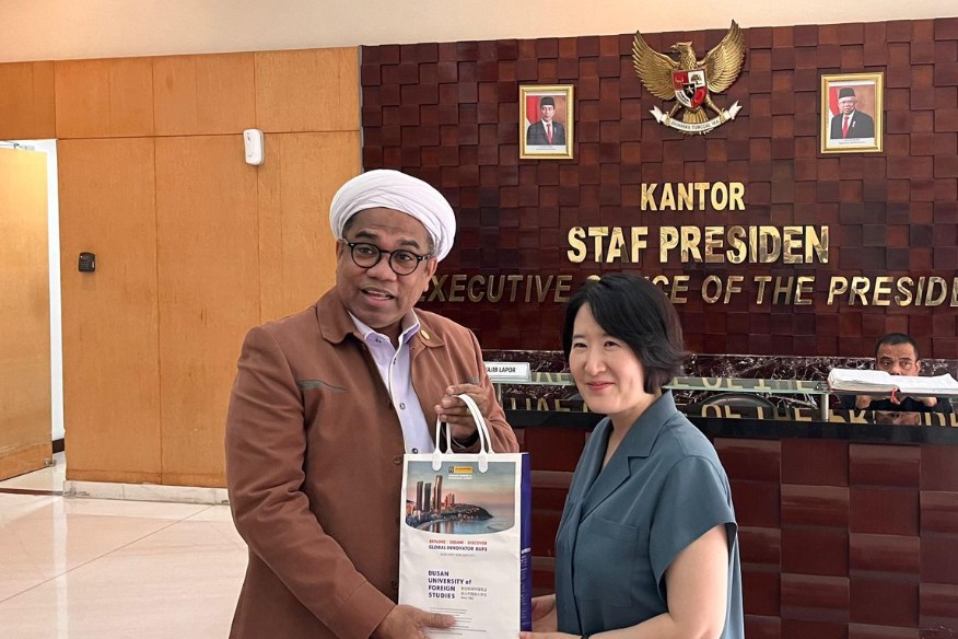 Professor Ngabalin, bersama Vice Presiden Busan University of Foreign Studies (BUFS) Korea Selatan Prof. Kwon, Sun-Hee, Ph . D