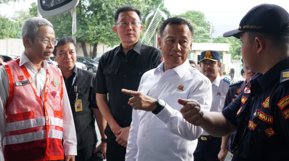 inspeksi kelaikan kendaraan bus angkutan Natal dan Tahun Baru 2025-2026