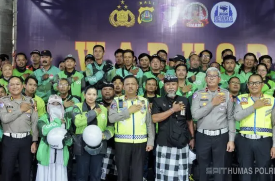 ojol dan pecalang pelopor keselamatan lalu lintas di Bali