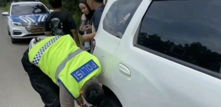 bantu pengemudi pecah ban di tol cipularang