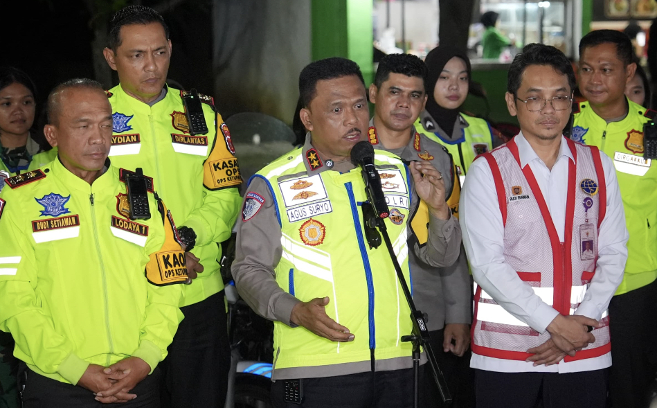 Kakorlantas Polri Irjen Pol. Agus Suryonugroho meninjau Pos Terpadu KM 57