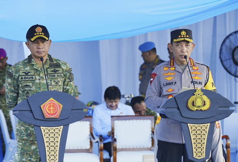 Kapolri Jenderal Listyo Sigit Prabowo bersama Panglima TNI Jenderal Agus Subiyanto memimpin Apel Gelar Pasukan Operasi Ketupat 2026 di Lapangan Silang Monas, Jakarta Pusat, Kamis (12/3/2026).