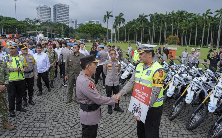 Kapolri Serahkan Bantuan Kendaraan ke Polda Terdampak Bencana