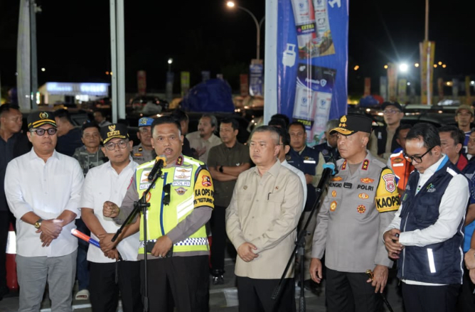 Menhub-Kakorlantas Tinjau Pelabuhan Merak dan Ciwandan, Temui Para Pemudik