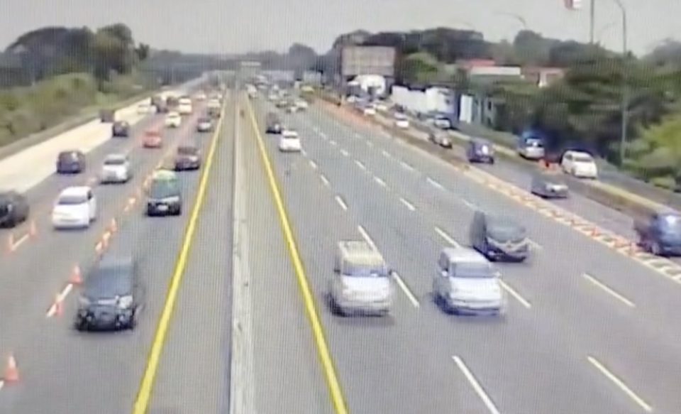 Situasi Lalu Lintas Tol Jakarta-Cikampek Saat Puncak Arus Mudik Tetap Terpantau Terkendali