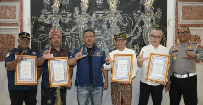 Kakorlantas Beri Penghargaan ke Tokoh Komunitas Bali, Sinergi Jaga Kelancaran Lalin, Penyerahan piagam penghargaan tersebut berlangsung di Bandara I Gusti Ngurah Rai, Bali, Senin (20/4/2026