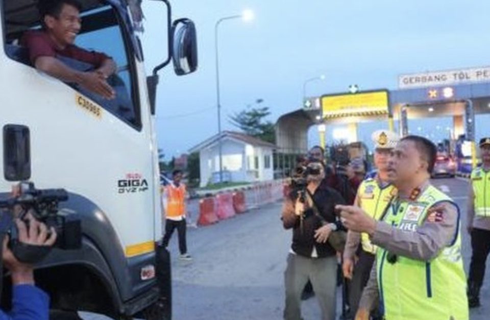 Kakorlantas Patroli di Tol Trans Jawa Demi Urai Kepadatan Arus Balik
