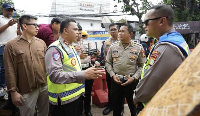 Kakorlantas Polri Irjen Agus Suryonugroho didampingi Kabag Ops Korlantas Polri Kombes Aries Syahbudin turun langsung ke lapangan setelah menerima aduan dari warga mengenai proyek galian yang memicu kemacetan parah di Jalan TB Simatupang, Jakarta Timur.