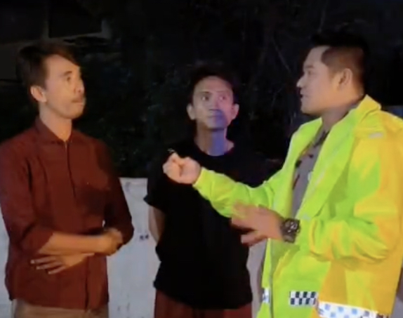 sopir truk tidur di bahu jalan tol