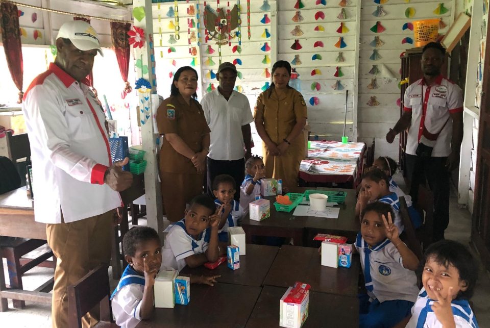 Gambar pembagian masker dan makanan bergizi untuk anak usia dini di Mimika
