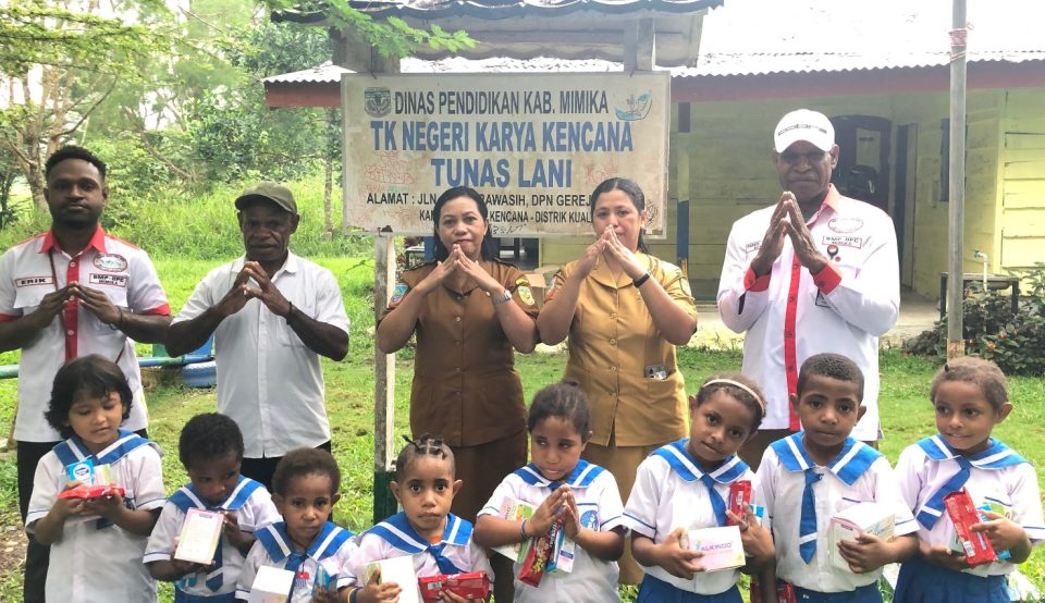Gambar pembagian masker dan makanan bergizi untuk anak usia dini di Mimika