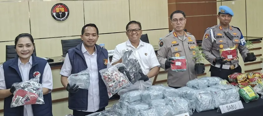 Gambar pengungkapan kasus peredaran narkotika Etomidate di Surabaya
