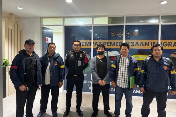 Gambar penanganan kasus penyelundupan handphone bekas ilegal di Indonesia